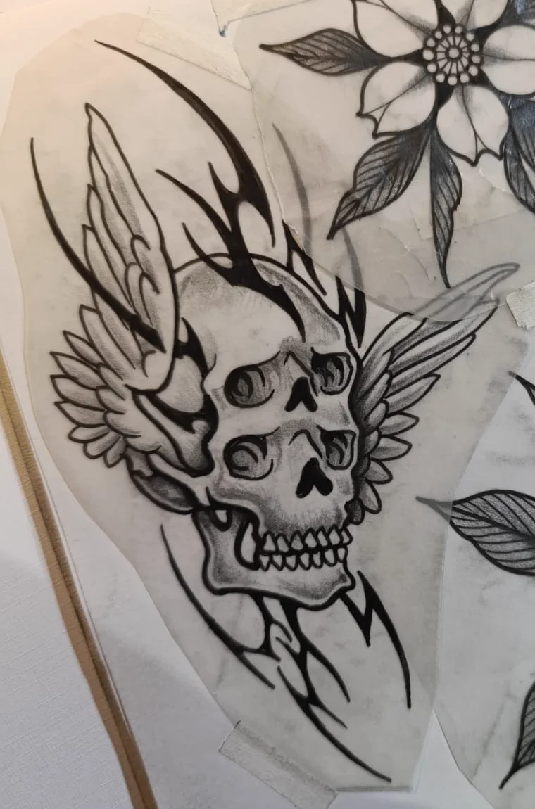Flash de calavera alada con llamas tribales